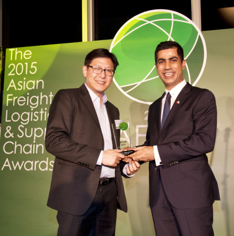 C.H. Robinson 香港办事处总经理John Chen（左）在亚洲货运、物流及供应链大奖(AFLAS)颁奖礼上接过由《Asia Cargo News》颁发的最佳绿色物流运营商奖项。（照片：美国商业资讯）