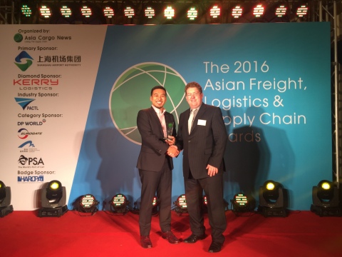 Jack Chang, Vice President Asia Global Forward, C.H. Robinson, accepts the AFLAS award for Air Freight. (Photo: Business Wire)