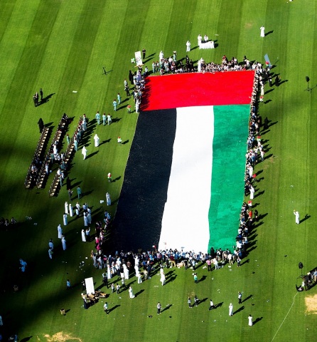 阿布達比民防總局完成全世界最大的鉛筆繪製國旗（照片：美國商業資訊） 