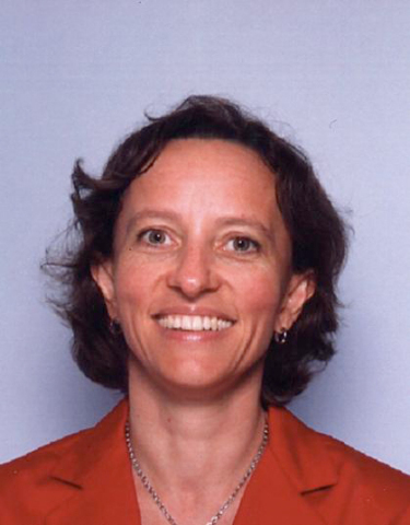 Anne-France Laclide持有法國南錫大學(University of Nancy)企業管理與企業金融學位。她還是德國曼海姆大學(University of Mannheim)的企業管理研究生，也是法國註冊會計師(DESCF)。她一開始任職於普華永道會計師事務所(PricewaterhouseCoopers)，此後任職於多個國際集團的財務部門。2001年，她擔任Guilbert首席財務長，隨後擔任史泰博(Staples)、屈臣氏集團( AS Watson)和上奇光迅(Grandvision)的首席財務長。2012年，任職Elis首席財務長。（照片：美國商業資訊） 