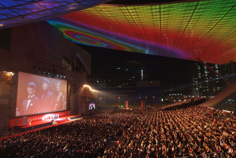 釜山广域市透露将举办第22届釜山国际电影节(BIFF)和G-Star2017(Game Show and Trade, All-Round)国际游戏展示会。第22届BIFF将于10月12日起到21日在32个银幕上映共计298部电影。正向世界三大游戏秀跻身的G-Star2017国际游戏展示会将于11月16日起到19日在釜山BEXCO举行。此次第22届BIFF将有来自世界75个国家的298部电影在电影的殿堂、Centum City CGV影院、Centum City乐天影院、海云台MEGABOX影院等5个剧场32个银幕上映。 (照片：美国商业资讯) 