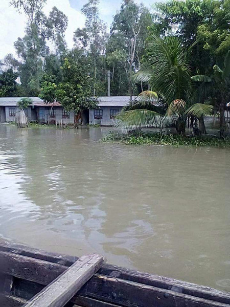 大多数孟加拉人民依附在河水旁生活，暴雨成灾令家园尽毁。