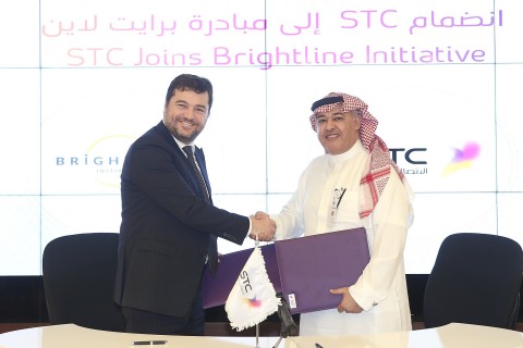 STC集團執行長Khaled Biyari博士和Brightline執行董事Ricardo Vargas簽署加盟協議。（照片：美國商業資訊） 