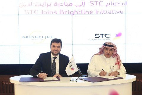 STC集團執行長Khaled Biyari博士和Brightline執行董事Ricardo Vargas簽署加盟協議。（照片：美國商業資訊） 