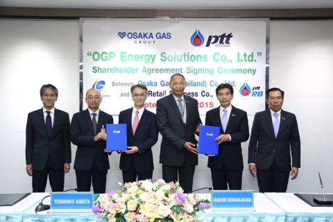 Signing ceremony: Yoshihiko Kimata Osaka Gas Representative in South East Asia (the 3rd from the left). Charcrie Buranakanonda Senior Executive Vice President PTT (the 3rd from the right) (Photo: Business Wire)