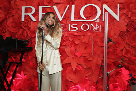 露華濃全球品牌形象大使在紐約市Refinery Hotel舉辦的RevlonXCiara活動中獻唱（照片：美國商業資訊） 