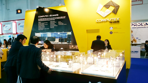 「台北國際電腦展創新設計獎(COMPUTEX d&i awards)」得獎產品於GITEX 2015展出(圖片：美國商業資訊) 