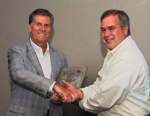 BSI集團美國總裁Todd VanderVen（右）頒發RC14001證書給雅富頓總裁Rob Shama（左）。（照片：美國商業資訊） 