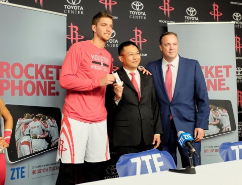 Lixin Cheng, Chairman and CEO of ZTE USA, the fastest-growing smartphone provider in the U.S., presents the new ZTE Grand S to Houston Rockets star forward Chandler Parsons and team CEO Tad Brown during a celebration in which the company was named the official smartphone of the Houston Rockets. (Photo: Business Wire)