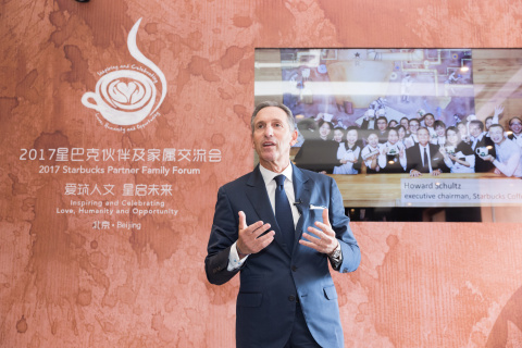 星巴克執行董事長Howard Schultz在於北京舉行的第五期星巴克夥伴家庭論壇上向夥伴（員工）及其家屬發表談話。在該論壇上，星巴克宣佈推出「星巴克中國父母關愛計畫」。（照片：美國商業資訊）