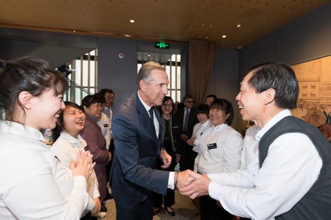 星巴克中國夥伴（員工）及家屬與星巴克執行董事長Howard Schultz在於北京舉行的第五期星巴克夥伴家庭論壇上見面。（照片：美國商業資訊）