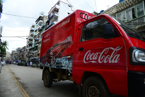 一輛可口可樂貨運汽車正在緬甸仰光送貨（照片：美國商業資訊） 