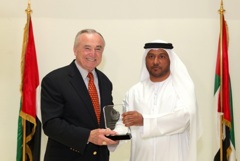 Colonel Dr. Rashid Mohammad Borshid presenting the Abu Dhabi Police Shield to New York City Police Commissioner (Photo: Business Wire)
