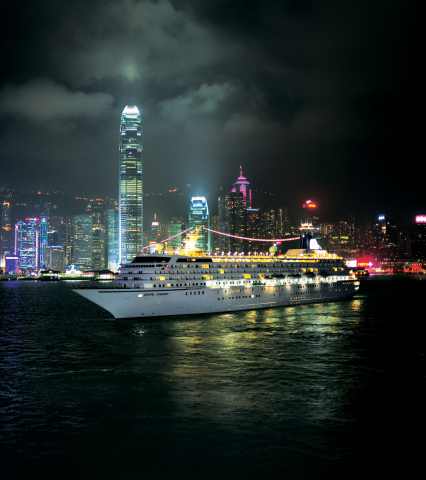 「水晶交響樂號」郵輪在香港（照片：美國商業資訊）