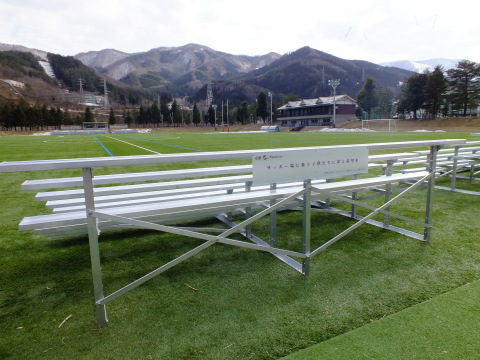 由Menicon捐款建造的Kamaishi足球場新看臺，球迷可在此觀看球場內的精彩比賽和遠處的山景。（照片：美國商業資訊） 