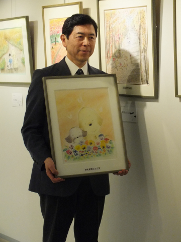 千村博士展示Anny和Kuri的粉蜡画作。（照片：美国商业资讯） 