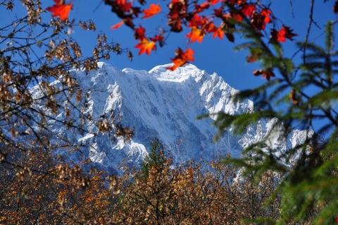 燕子沟白雪皑皑的巍峨山峰。(照片：美国商业资讯) 