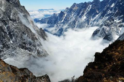燕子沟座落于贡嘎山的山麓，四周有超过20个海拔5,000米以上的山峰，其中更包括四川最高峰。(照片：美国商业资讯) 