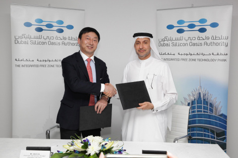 Dr. Mohammed Al Zarooni and Jinxi Lin (Photo: Business Wire)
