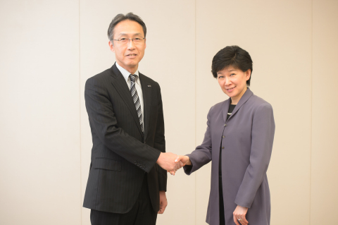 (From left) - Satoshi Takeyasu, Panasonic Corporation Executive Officer in charge of Groupwide Brand Communications Division, and Ms. Izumi Nakamitsu, Assistant Secretary-General, Assistant Administrator and Director of the Crisis Response Unit at UNDP (Photo: Business Wire)
