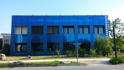 Emirates Insolaire's coloured solar panels on the building façade in Lausanne (Photo: Business Wire)