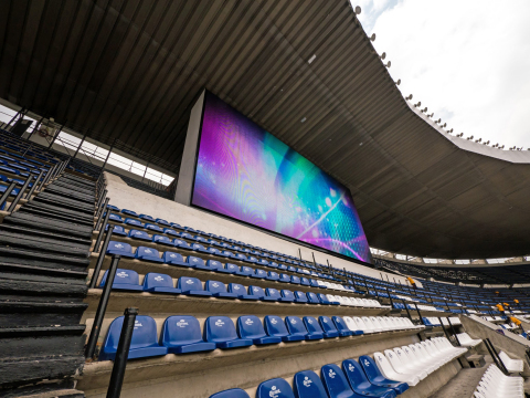 松下在墨西哥市阿茲特克體育場安裝了一對220平方公尺的LED大螢幕顯示幕（照片：美國商業資訊） 
