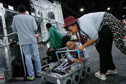 FIRST机器人竞赛120号参赛队伍 “Cleveland’s Team”在自动化博览会(Automation Fair®)上正在自己的机器人上进行工作（照片：美国商业资讯）