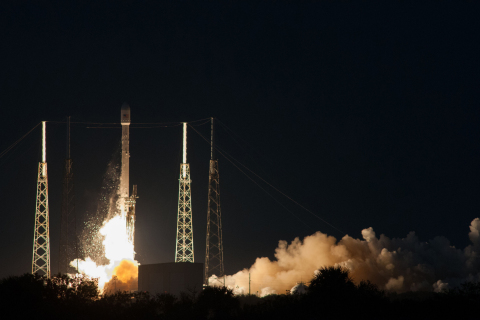 搭载SES-8卫星的SpaceX/猎鹰9号火箭成功发射 （照片：美国商业资讯） 