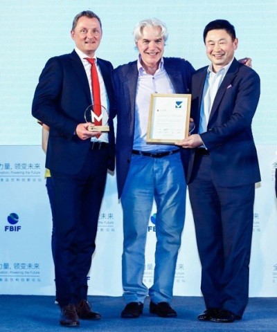 Roman Kupper (Doehler)、Greg Abbott (IDC)、Li Xin (IDC)在中国上海领取“标志大赏”。（照片：美国商业资讯）