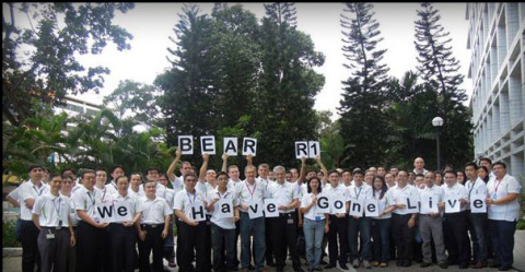 員工於慶祝儀式後手持“BEAR R-1 - WE HAVE GONE LIVE”（BEAR R-1 - 我們已經成功投產）合影留念（照片：美國商業資訊） 