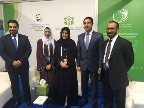 IHC執行長Moosa Al Hashemi閣下和Maitha Al-Shamsi閣下於世界人道主義高峰會期間在IHC展臺前合影（照片：ME NewsWire）