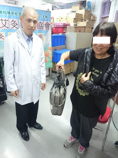 HKMA201504b：這位女士治療前不能提高重物。