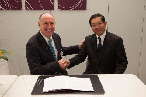 (Left) Anton S.Huber, CEO of the Digital Factory Division at Siemens AG, and (Right) Hiroyuki Aota, Executive Officer of Panasonic Corporation, at the Signing Ceremony (Photo: Business Wire)