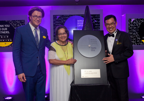 Witnessed by Cape Town Mayor Patricia de Lille, the WDC Taipei 2016 Plaque was handed over to Dr. Wei Gong Liou, Commissioner of the Taipei City Government by Dr. Brandon Gien, President of Icsid. (Photo: Business Wire)
