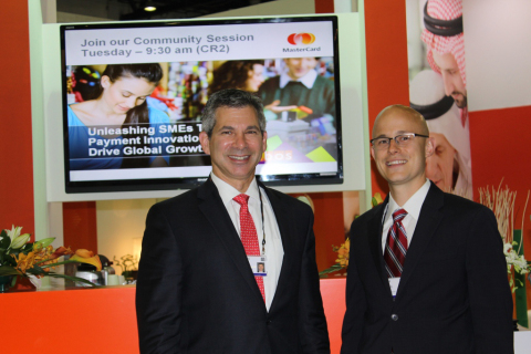 從左至右：萬事達卡全球產品和解決方案集團主管Ed Glassman和EFL共同創辦人兼首席營運長D.J. DiDonna在2013年阿聯杜拜Sibos上宣佈合作。（照片：美國商業資訊） 