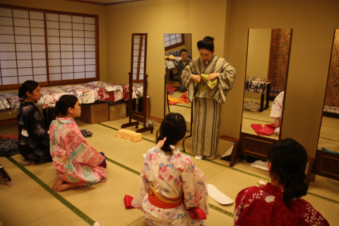 您可在酒店穿上日本傳統和服。工作人員將教您如何正確穿著和服。（照片：美國商業資訊）