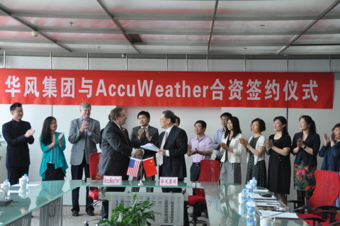 华风气象传媒集团总经理石曙卫先生与美国AccuWeather公司首席执行Mr. Barry Lee Myers先生在合资协议签约仪式上握手合影（照片：美国商业资讯）