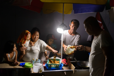 在菲律賓遭受超級颱風摧毀的地區，松下太陽能燈用於在夜間增加收入（照片：松下公司）
