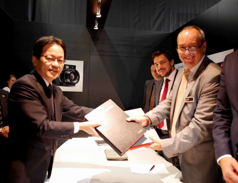 Panasonic and Leica Camera Expand Partnership Agreement in the Digital Camera Sector (photo left) Yoshiyuki Miyabe, President of AVC Networks Company, an internal company of Panasonic (photo right) Alfred Schopf, Chief Executive Officer of Leica Camera (Photo: Business Wire)
