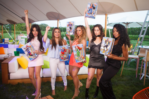 Fifth Harmony乐队成员庆祝其DC Super Hero Girls 《That's My Girl》音乐视频首发合作，她们手持其最喜爱的DC超级英雄女生的玩偶模型摆出了各类造型。（照片来源：华纳兄弟消费品制造公司和DC Entertainment/产品制造商：美泰公司）。
