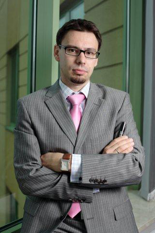 Marek Judas持有法国-波兰新信息与通信技术学院(Franco-Polish School of New Information and Communication Technologies)电气工程专业理学硕士学位。他于1995在安信达咨询公司(Andersen Consulting)开始其职业生涯，随后创办商业咨询公司SNAP Consulting。2004年，他任职提供IT服务的公司AMG.net的首席执行官，2006年被法国布尔电脑收购。他继续担任首席执行官，并于2012年被任命为总经理，负责布尔集团波兰区的所有活动。（照片：美国商业资讯） 