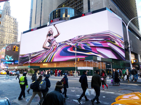 Clear Channel Spectacolor在时代广场上壮观的最新室外显示屏，北美最大、技术最先进的数字广告牌，长度相当于一个足球场，25000平方英尺，史上分辨率最高的LED屏幕（照片：美国商业资讯） 
