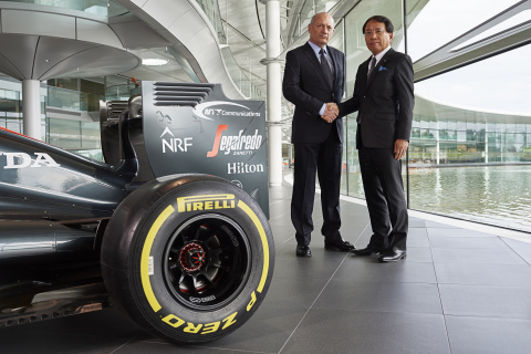 Ron Dennis（McLaren Technology Group董事長兼執行長）/ Tetsuya Shoji （NTT Com總裁兼執行長）（照片：美國商業資訊） 