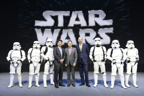 华特迪士尼国际董事长Andy Bird（右）、时光网首席执行官侯凯文（中）和华特迪士尼大中国区执行董事Luke Kang（左）（照片：美国商业资讯）