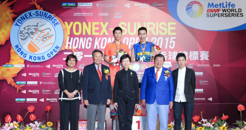 Dr. Nirmala Menon (first from left, front row), Executive Vice President, Head of Designated Markets and Health of MetLife Asia Ltd., presented the awards to men’s singles champion, Lee Chong Wei of Malaysia and men’s singles 1st runner-up, Tian Houwei of China. (Photo: Business Wire)