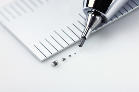 株式會社村田製作所生產的全球最小的片狀鐵氧體磁珠（最右邊） (照片：美國商業資訊) 