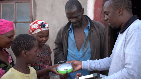 首次向南非、史瓦濟蘭和賴索托捐贈1,584盞太陽能燈（照片：美國商業資訊） 