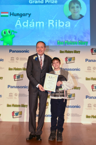 Eco Picture Diary Grand Prix winner receiving the trophy from Chairman and CEO of Panasonic Europe, Laurent Abadie (Photo: Business Wire)
