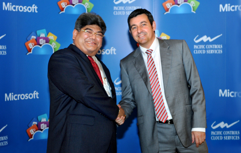 （左起）Pacific Controls执行总裁Dilip Rahulan和Microsoft Gulf中端市场与合作伙伴解决方案区域主管Bruno Delamarre。（照片：美国商业资讯） 