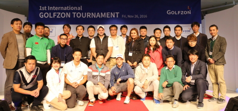 (株)GOLFZON(总裁张圣源) (KOSDAQ:215000)于25日在大田GOLFZONZOIMARU冠军厅举办了“第一届GOLFZON国际大赛(1st International GOLFZON Tournament)”。 由中国选手 Gao Bin夺冠。 大赛结束后各国与赛人员和GOLFZON赛事负责人合影留念。 (照片：美国商业资讯)